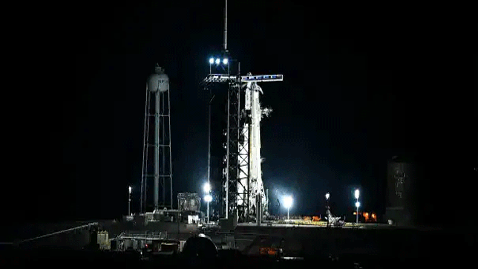 صاروخ SpaceX Falcon 9 مع مركبة الفضاء Crew Dragon التابعة للشركة ينفث الوقود قبل إطلاقه من منصة 39A لمهمة Crew-6 في مركز كينيدي للفضاء التابع لناسا في كيب كانافيرال ، فلوريدا ، في 27 شباط\ فبراير 2023