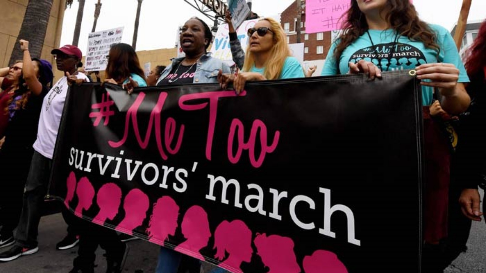 ضحايا التحرش الجنسي والاعتداء الجنسي والاعتداء الجنسي وأنصارهم يتظاهرون خلال مسيرة #MeToo في هوليوود، كاليفورنيا في 12 نوفمبر 2017
