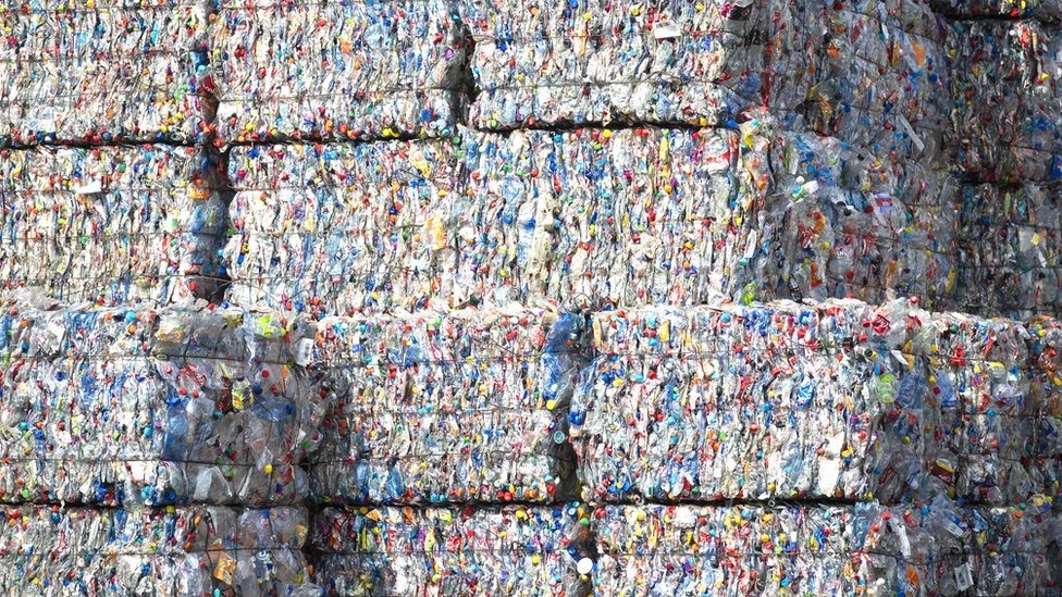 Getty Images الحاويات البلاستيكية في طريقها إلى عملية التدوير ولكن يتم التخلص من معظم البلاستيك