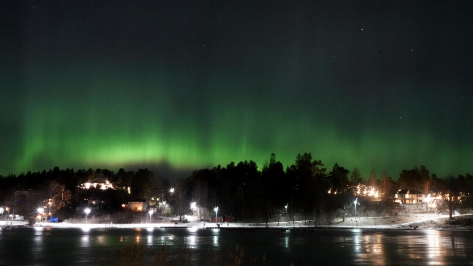 هالات من الضوء الاصطناعي تغطي سماء أقصى الشمال السويدي
