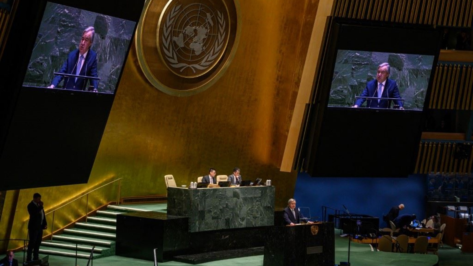 غوتيريش متكلماً في قاعة الجمعية العامة بمقر الأمم المتحدة في نيويورك قبل التصويت على قرار يهدف إلى مكافحة الاحتباس الحراري 29 مارس 2023