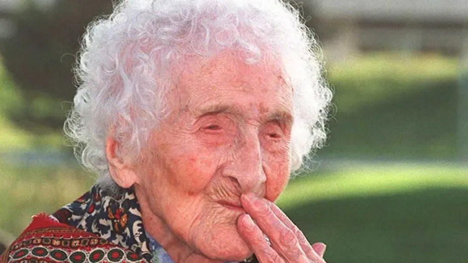 الفرنسية جان لويز كالمان التي عاشت 122 عامًا في صورة التقطت لها بتاريخ 18 أكتوبر 1995، قبل عامين من وفاتها