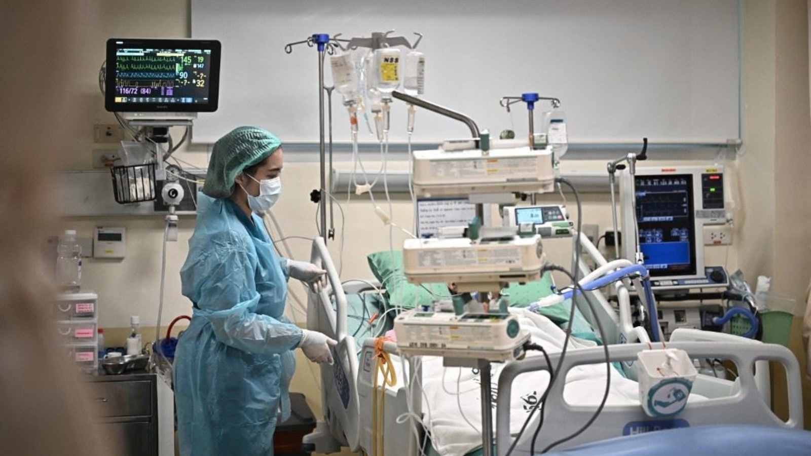 افراد من الطاقم الطبي يهتمون بمريض يعاني مشاكل تنفسية حادة في المعهد المركزي للصدر في تايلاند في بانكوك 21 أبريل 2023