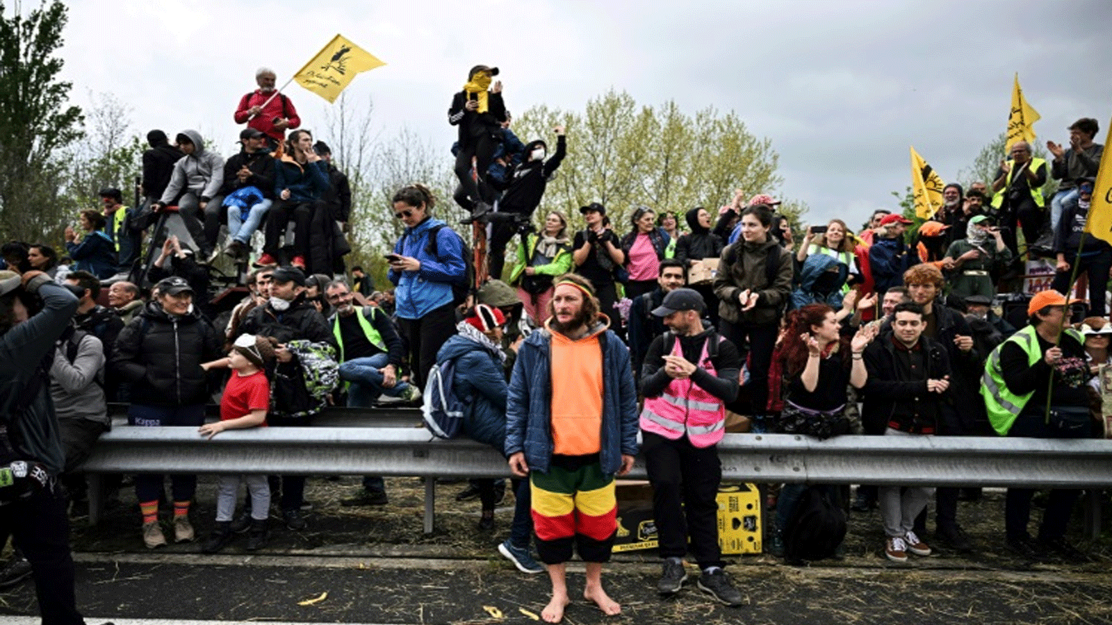 آلاف يتظاهرون احتجاجًا على مشروع طريق سريع في جنوب فرنسا