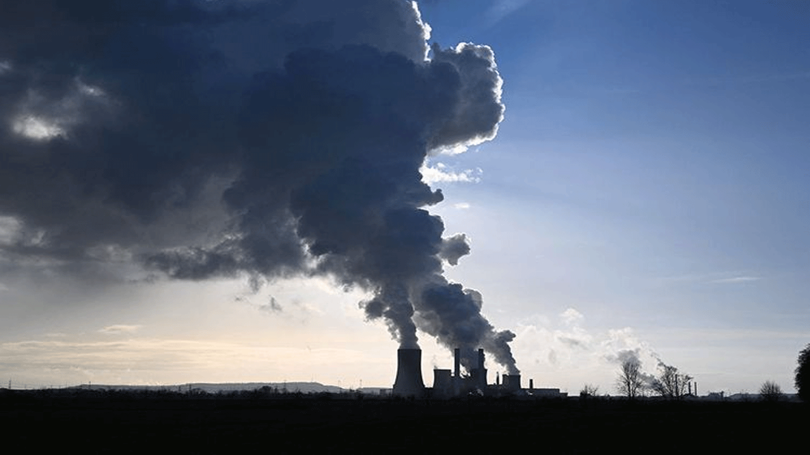 سحب ضخمة من البخار تخرج من مداخن محطة توليد الكهرباء التي تعمل بالفحم في نيديراوسيم، غربي ألمانيا