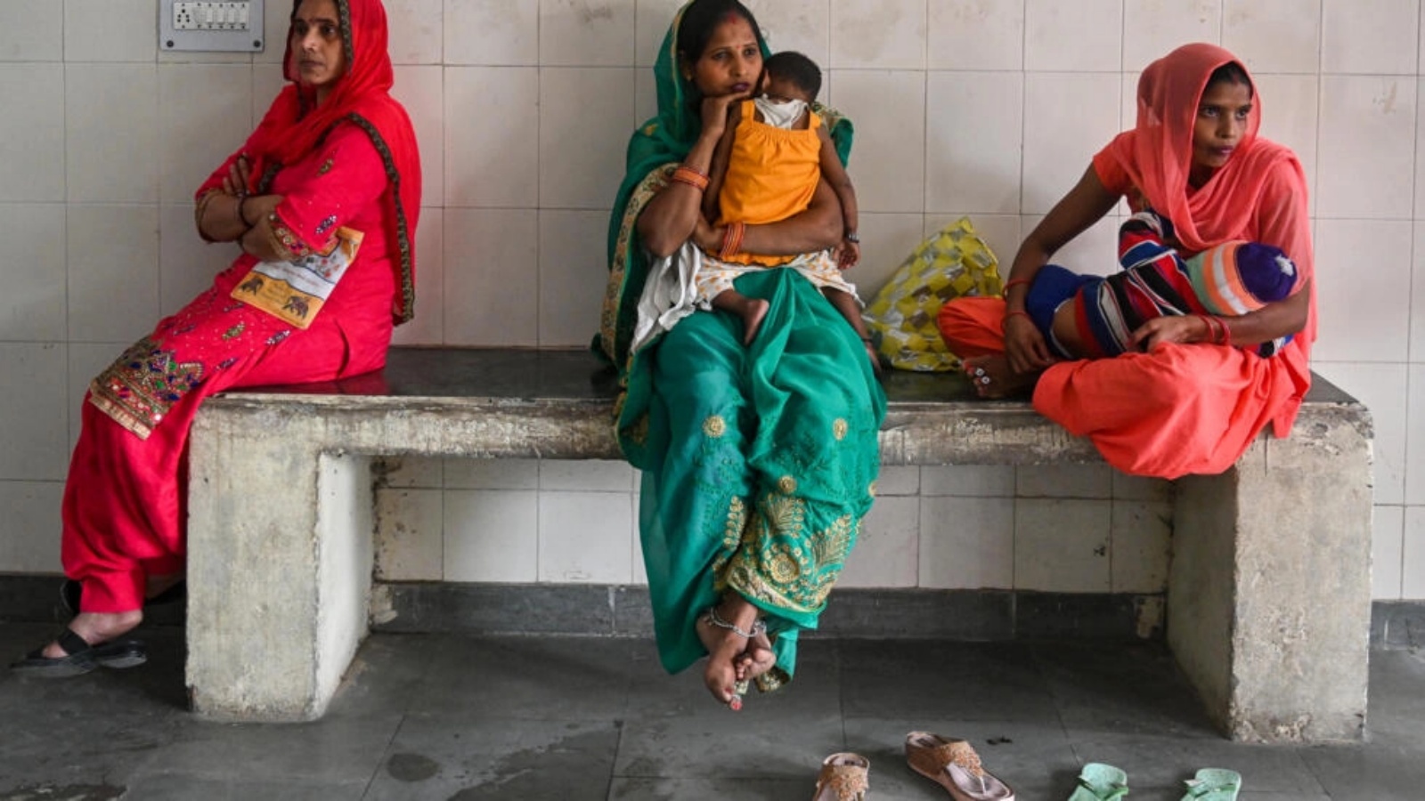 تنتظر النساء ليتم تعقيمهن في مركز صحي في بهودبارال في الهند ، والذي تقدر الأمم المتحدة أنه سيتفوق على الصين كأكبر دولة في العالم من حيث عدد السكان بحلول منتصف العام.