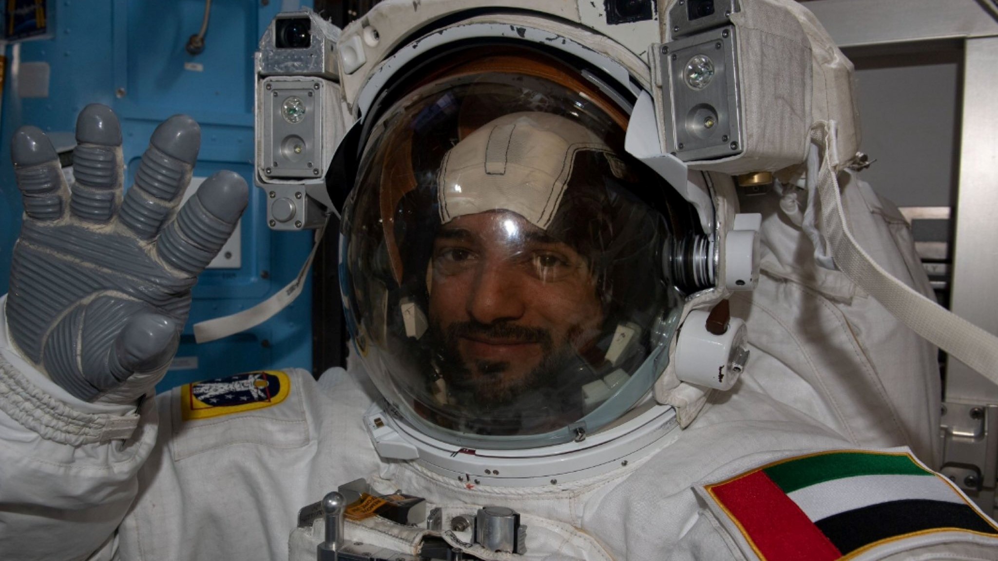 رائد الفضاء الإماراتي سلطان النيادي في محطة الفضاء الدولية