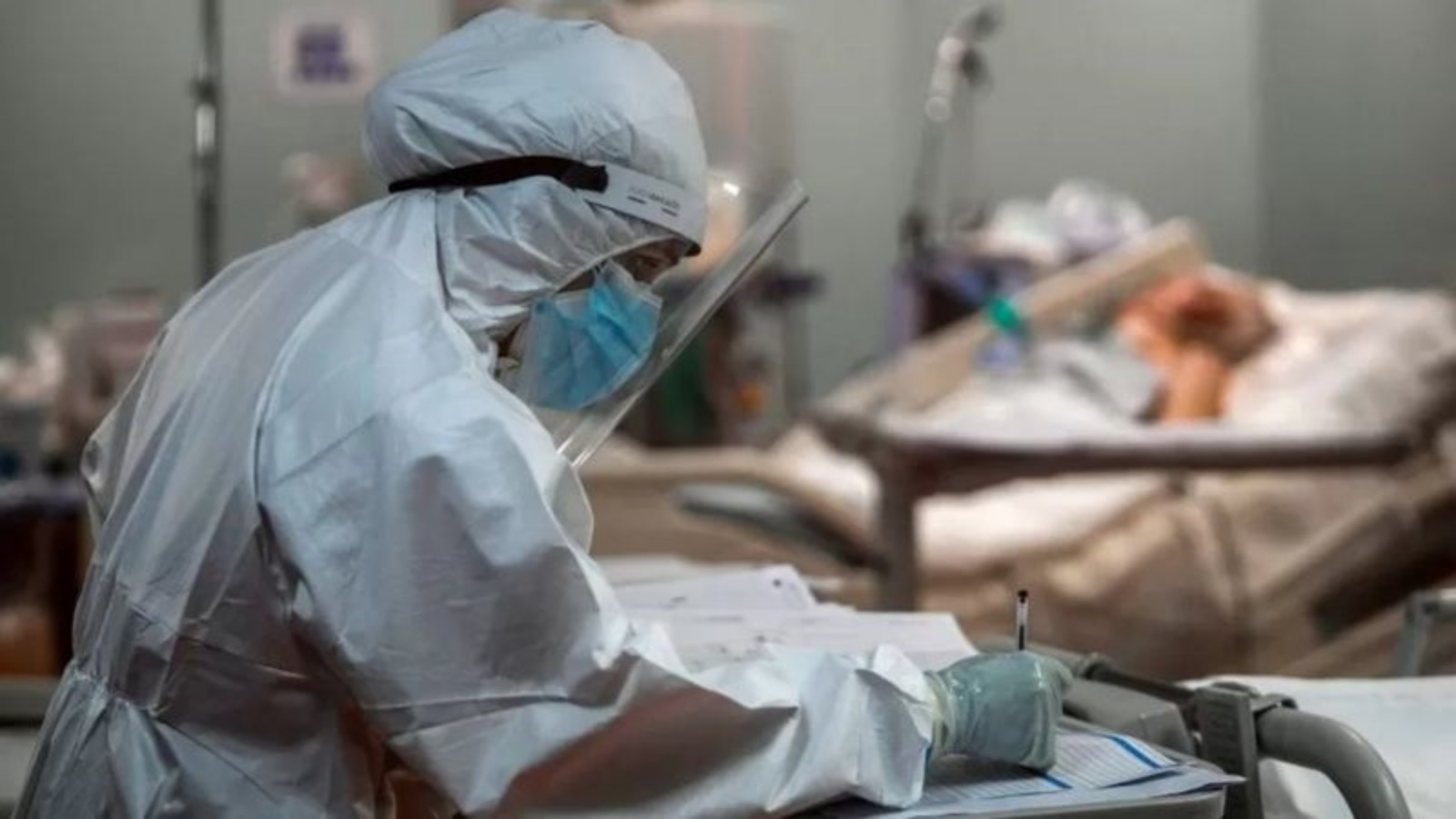 ممرضة تدوّن ملاحظات عن حالة مريض بكوفيد في مستشفى بإيطاليا في نوفمبر 2020