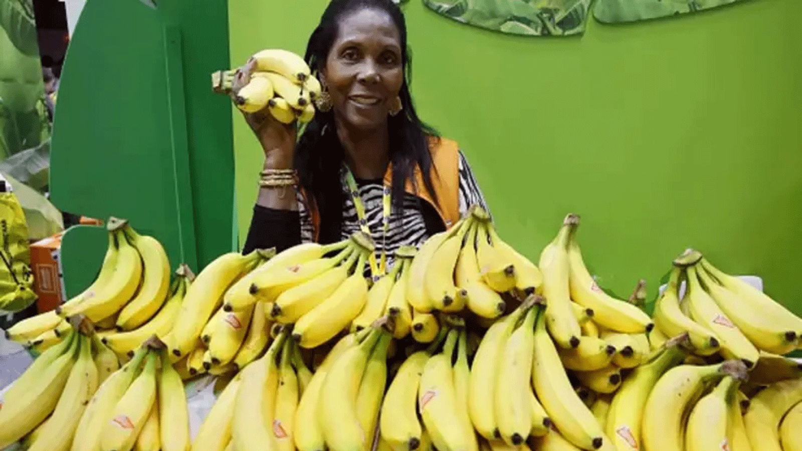 صورة أرشيفية لامرأة تبيع الموز في معرض باريس الدولي للزراعة في باريس