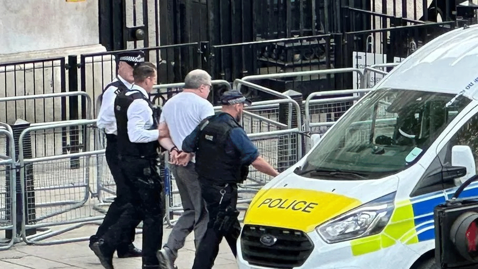 الشرطة البريطانية تقتاد الرجل المعتقل الذي اصطدمت سيارته ببوابات داونينغ ستريت