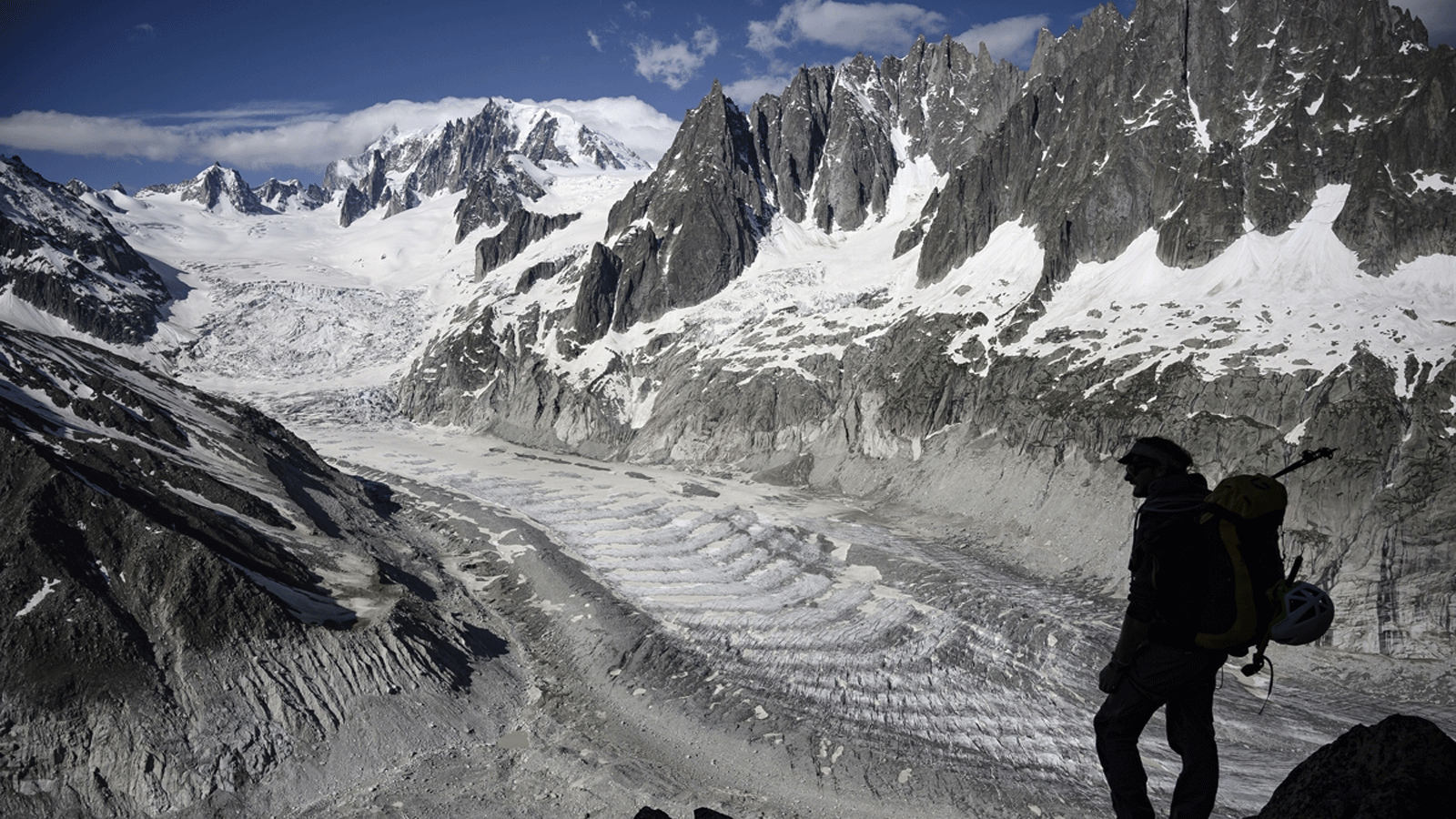 الصخور تظهر جلياً تحت طبقة رقيقة من الثلوج في جبل مون بلان