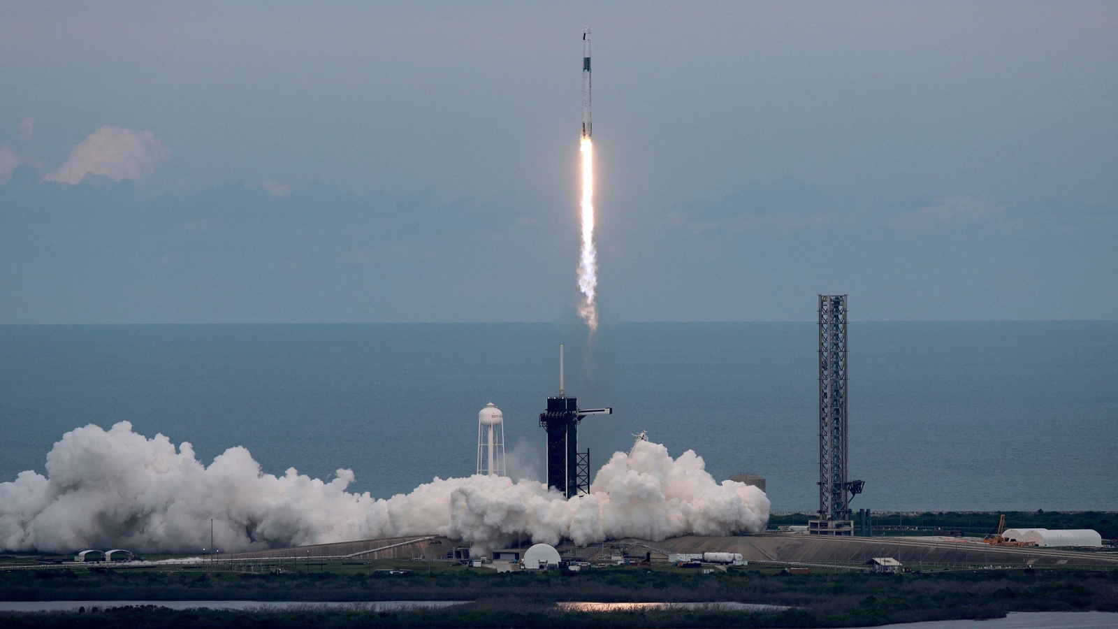 الصاروخ لحظة انطلاقه من فلوريدا الأميركية