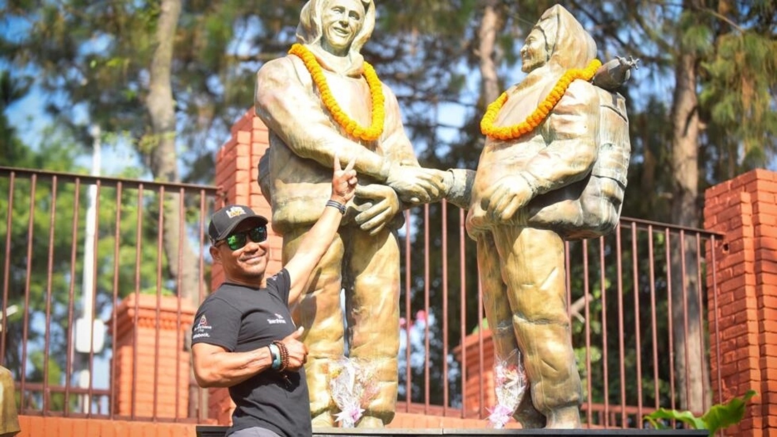 عندما تسلق إدموند هيلاري وتينزينج نورجاي شيربا جبل إيفرست لأول مرة منذ 70 عامًا ، مهدوا الطريق لآلاف المتسلقين الأجانب