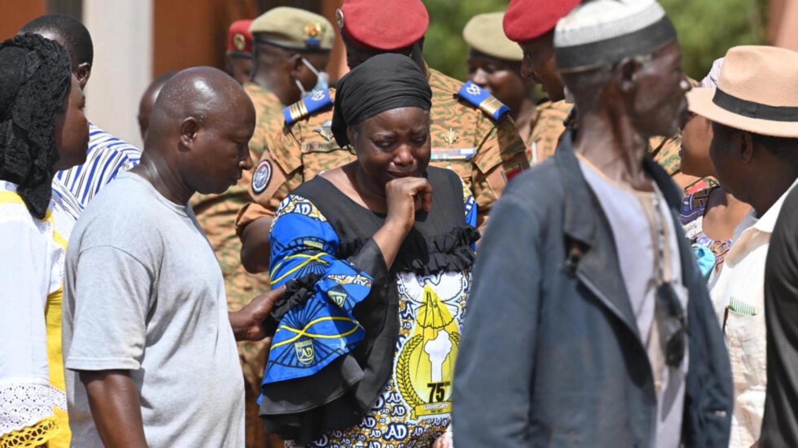 أفراد عائلة 27 جنديًا من بوركينا فاسو قتلوا في هجوم تبنته القاعدة. ابتليت بوركينا فاسو بالعنف الجهادي المستشري منذ عام 2015