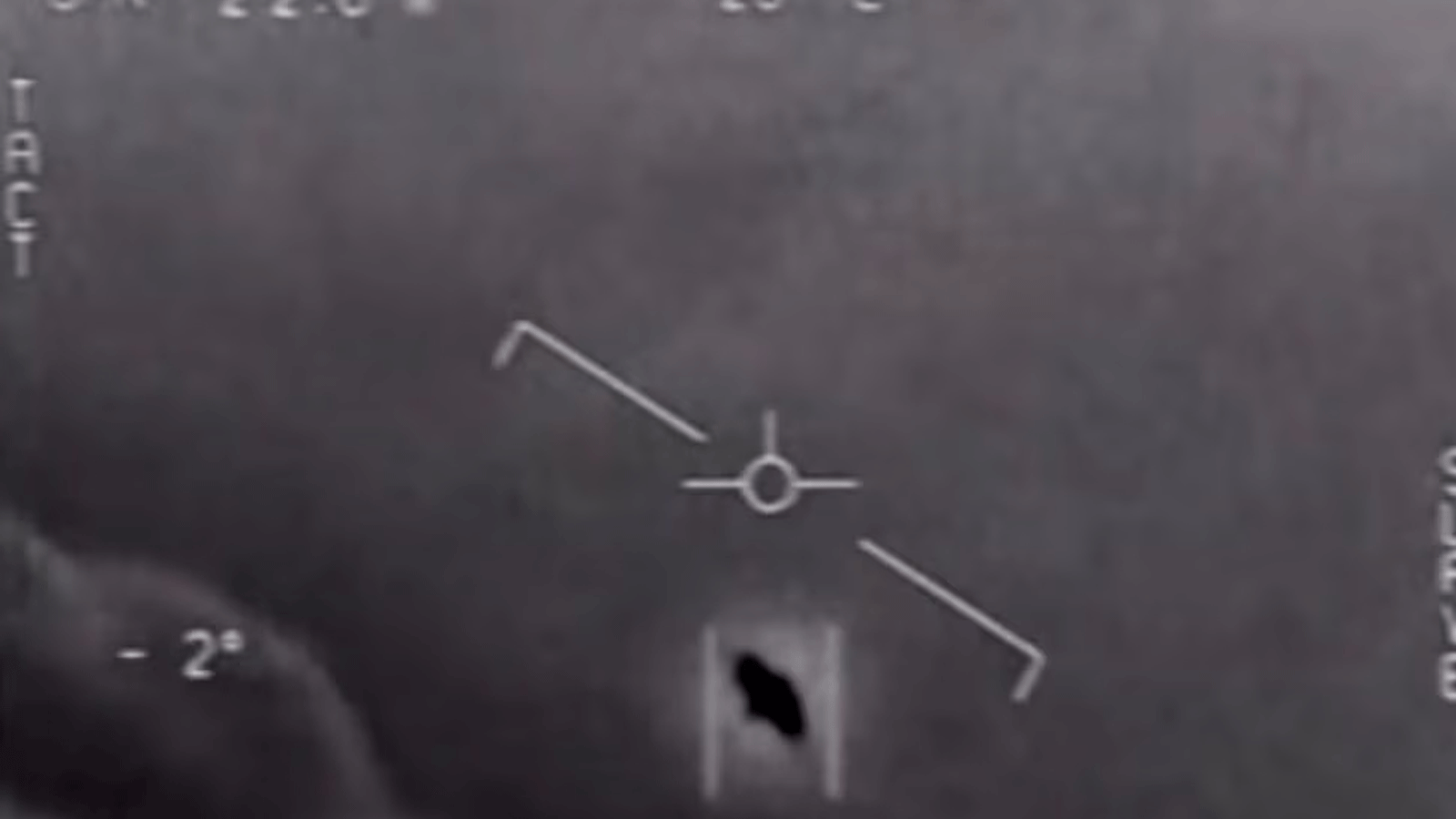 صورة تم التقاطها في 28 نيسان\ أبريل 2020، من فيديو التقطته وزارة الدفاع الأميركية بواسطة طيارين في البحرية، وهو يُظهِر تفاعلات مع 