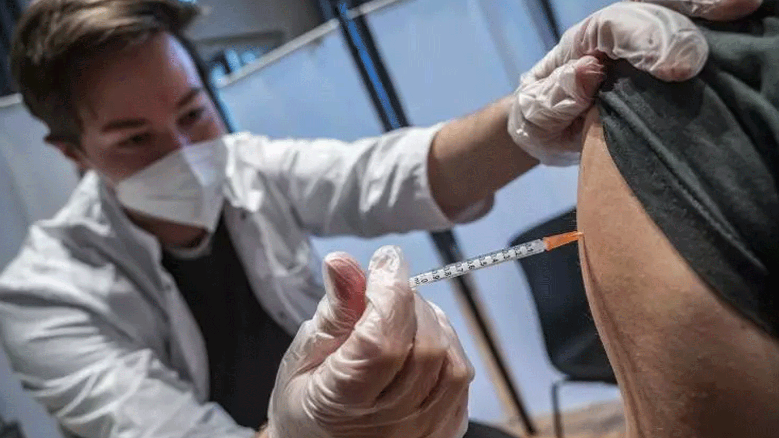 مريض يتلقى حقنة من لقاح Comirnaty Covid-19 من Biontech-Pfizer في مركز التطعيم بمتحف Humboldt Forum في برلين. 18 كانون الثاني\يناير 2022