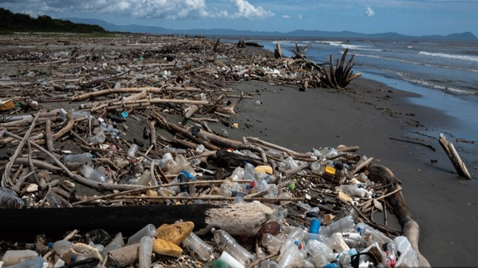 النفايات الطبية تتكدّس على شواطئ فنزويلا