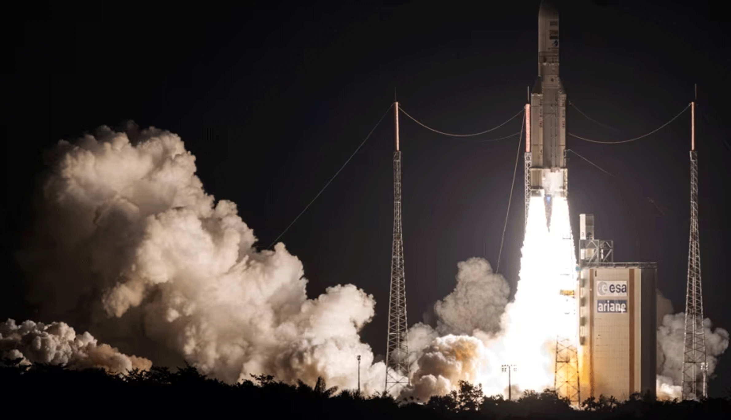 صاروخ أريان 5 الأوروبي ينطلق من مركز جوياني الفضائي في كورو، غيانا الفرنسية. 5 تموز\يوليو 2023