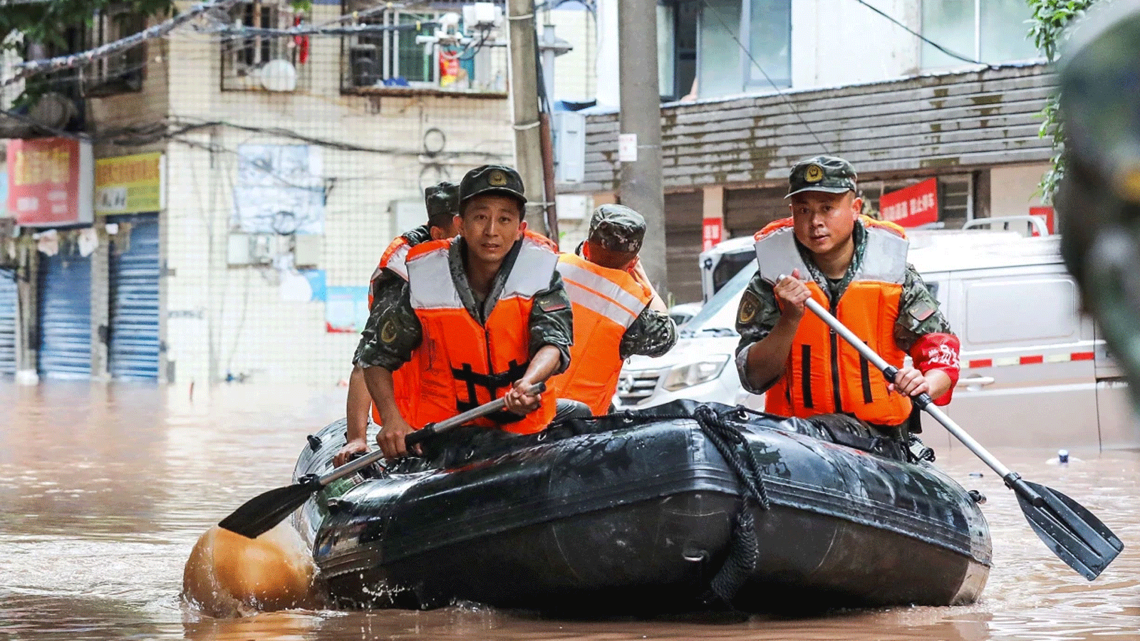 الشرطة تستخدم القارب بسبب هطول أمطار غزيرة في جنوب غرب الصين