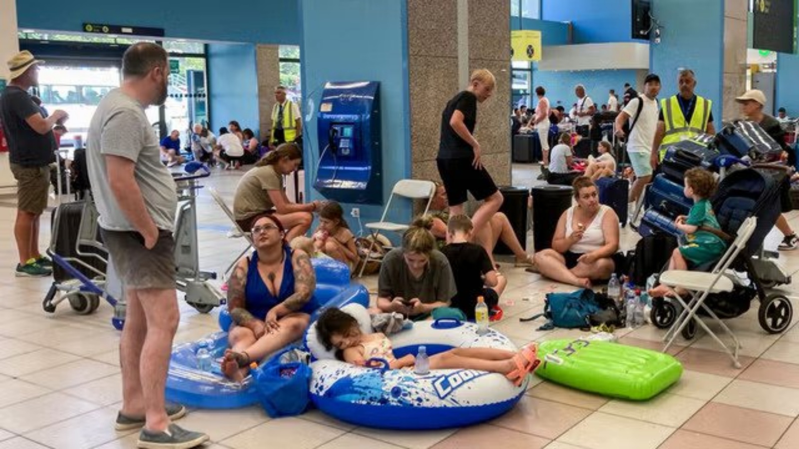 سياح ينتظرون في صالة المغادرة بمطار رودس أمس مع استمرار عمليات الإجلاء