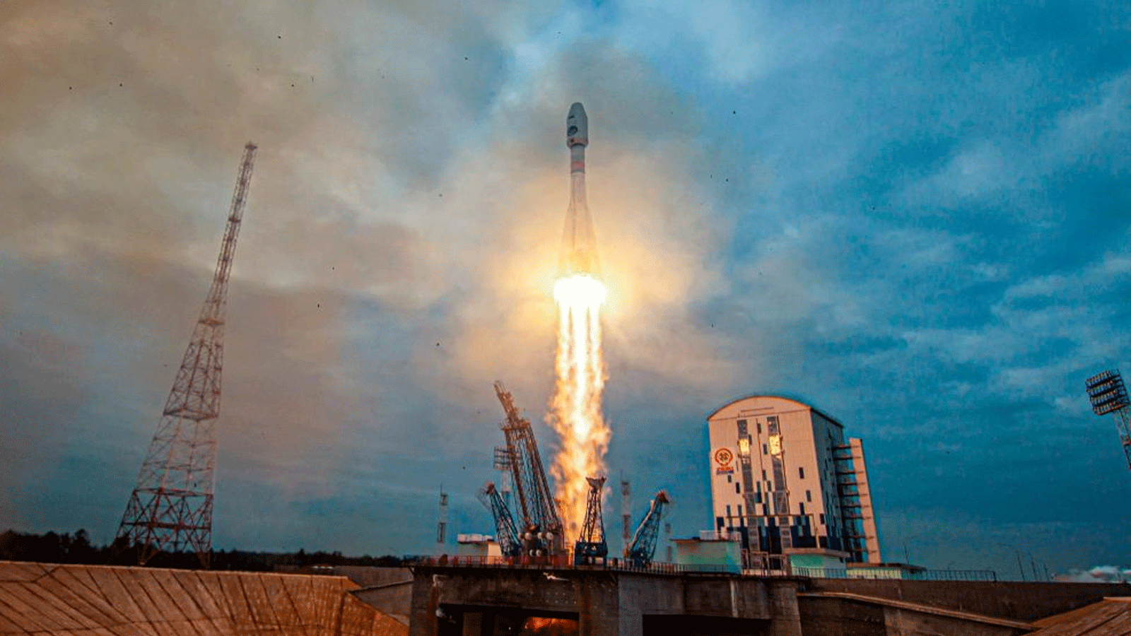 صورة التقطتها وكالة الفضاء الروسية Roscosmos وأصدرتها في 11 أغسطس 2023، لانطلاقة صاروخ Soyuz 2.1b مع مركبة الهبوط Luna-25 من منصة الإطلاق في قاعدة فوستوشني الفضائية، على بعد حوالي 180 كم شمال بلاغوفيسشينسك، في منطقة أمور