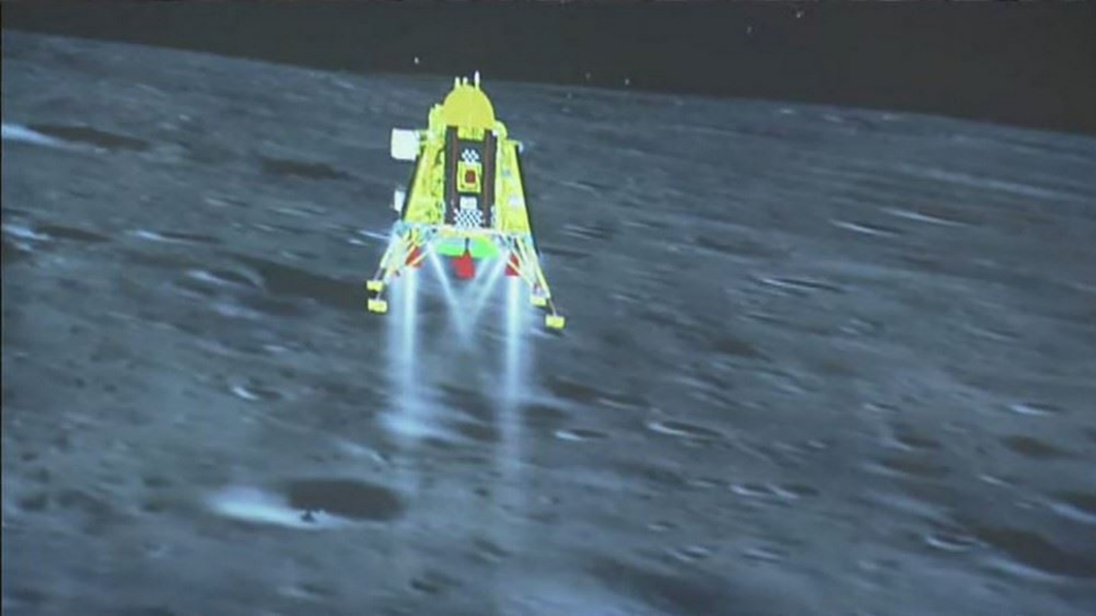 المركبة شاندريان-3 لدى هبوطها على سطح القمر