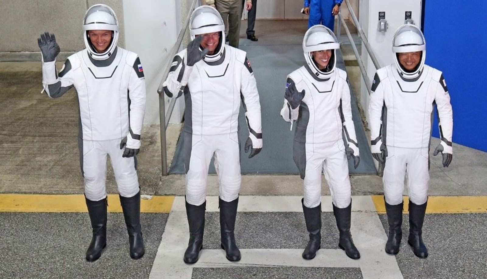 رواد الفضاء الأربعة قبيل انطلاقهم