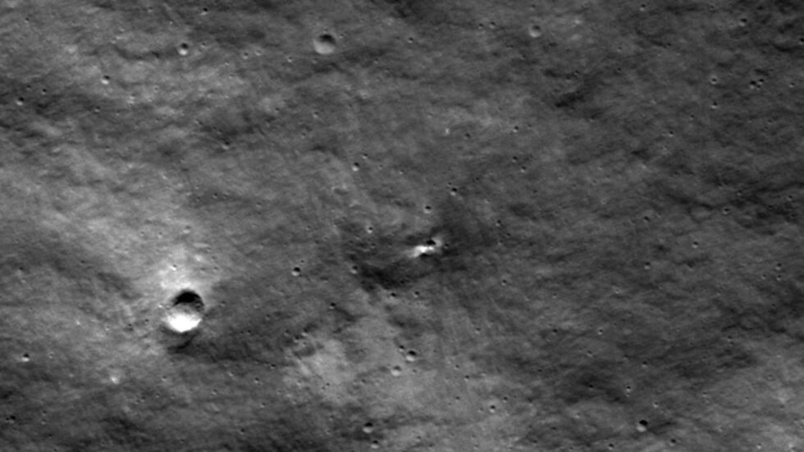 رصدت مركبة الاستطلاع القمرية التابعة لناسا حفرة صغيرة جديدة على سطح القمر، وهي نقطة التأثير المحتملة للمسبار الروسي لونا-25
