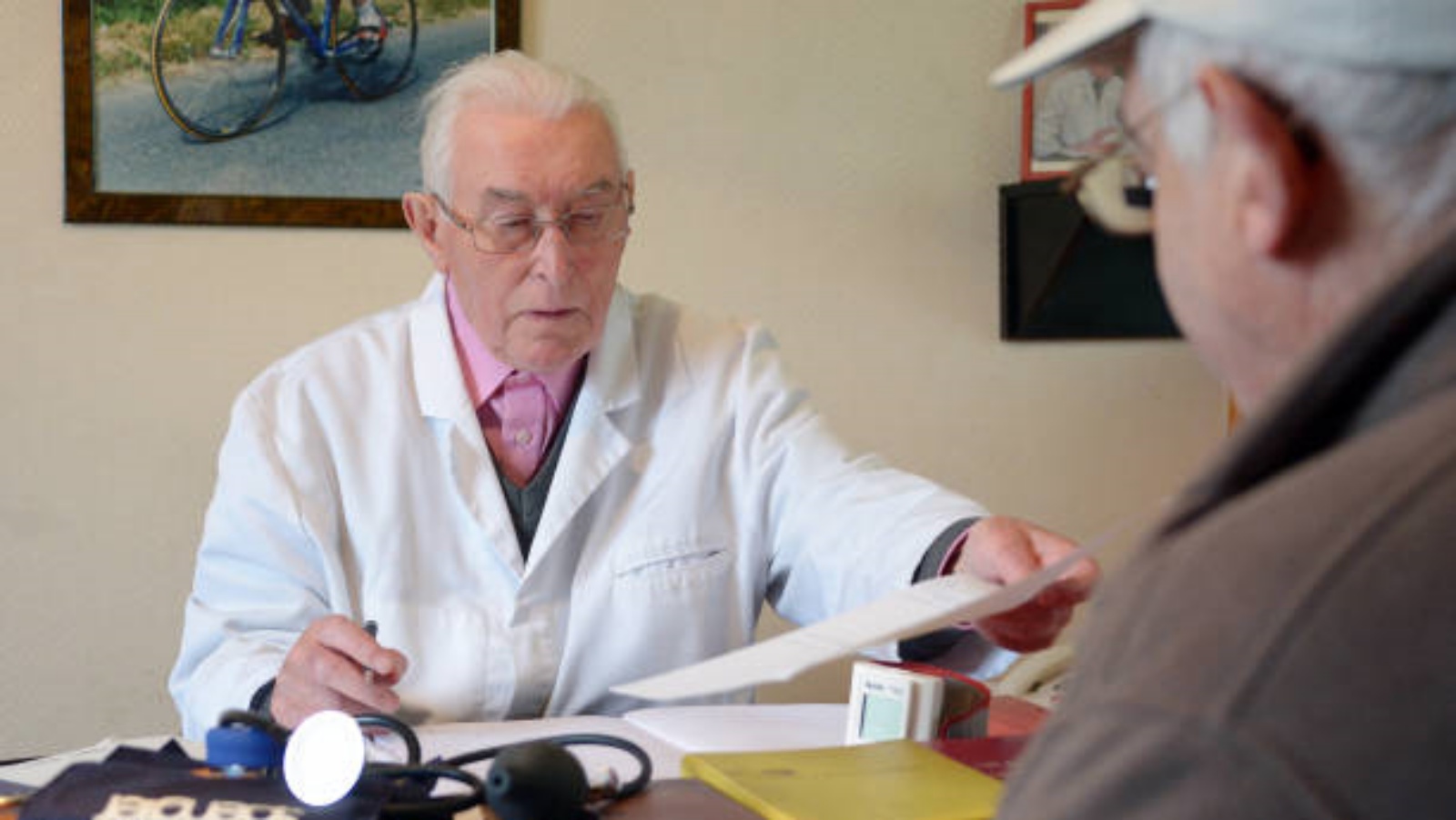 طبيب يعاين مريضاً في عيادته في فرنسا (توضيحية)