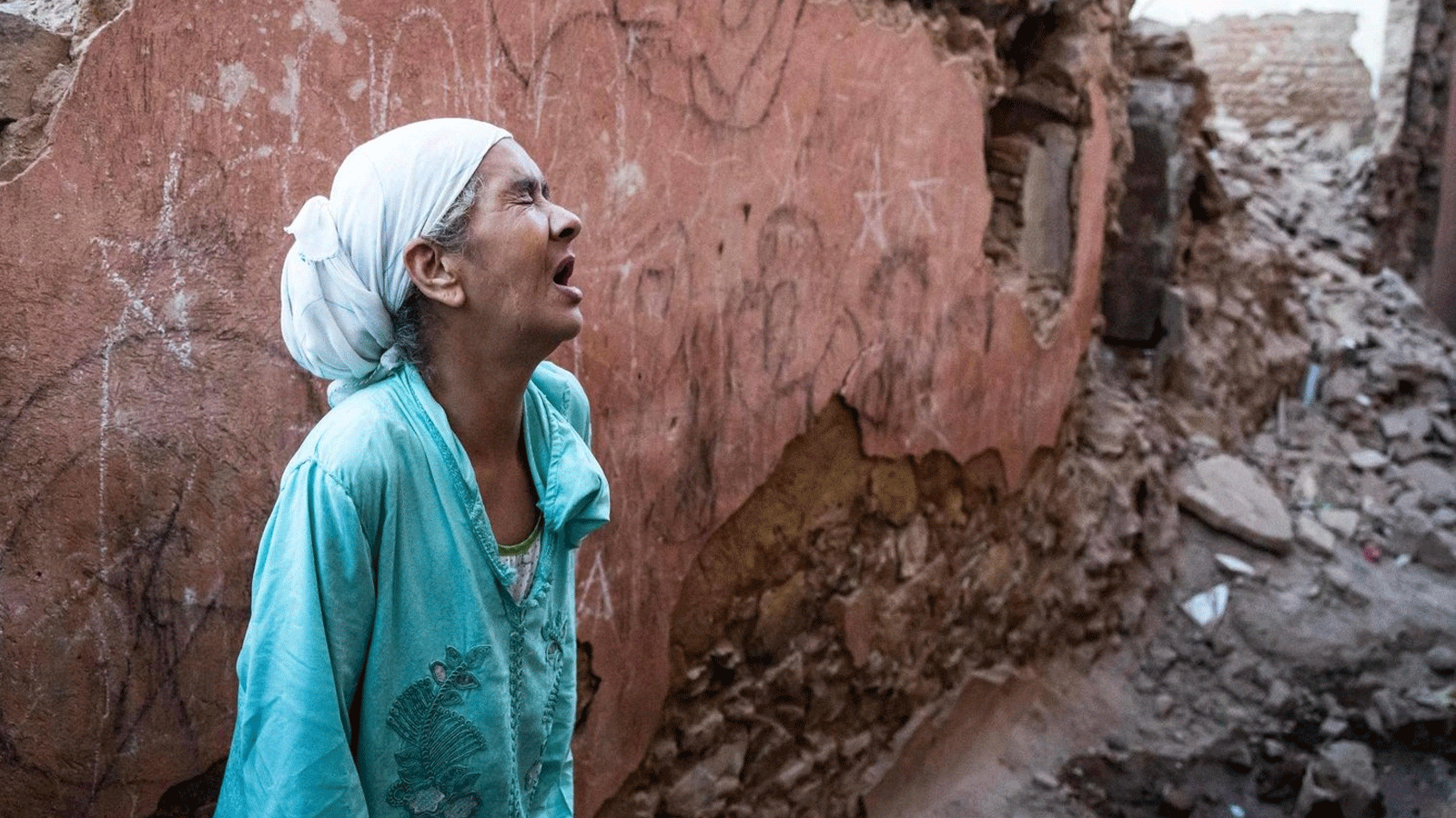 سيدة مغربية تبكي انهيار منزلها