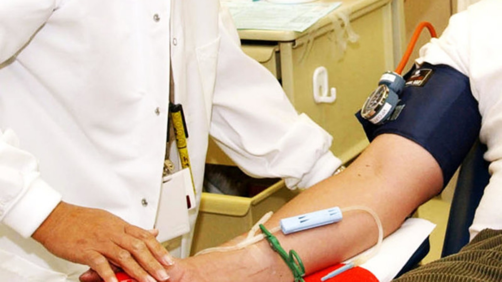 شخص يتبرع بالدم (توضيحية)