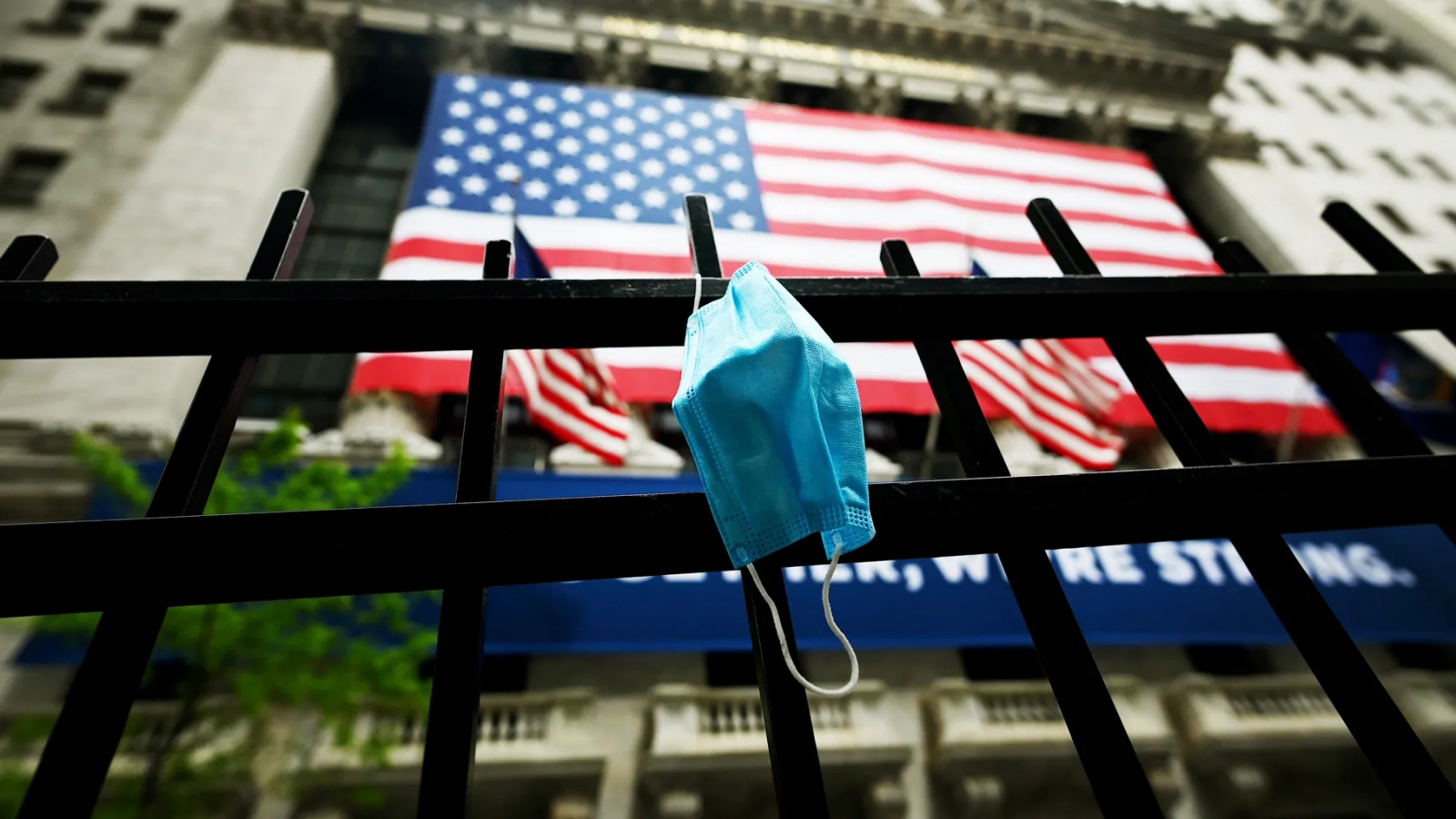 كمامة معلقة على بوابة أمام بورصة نيويورك في 26 مايو 2020 في مدينة نيويورك.