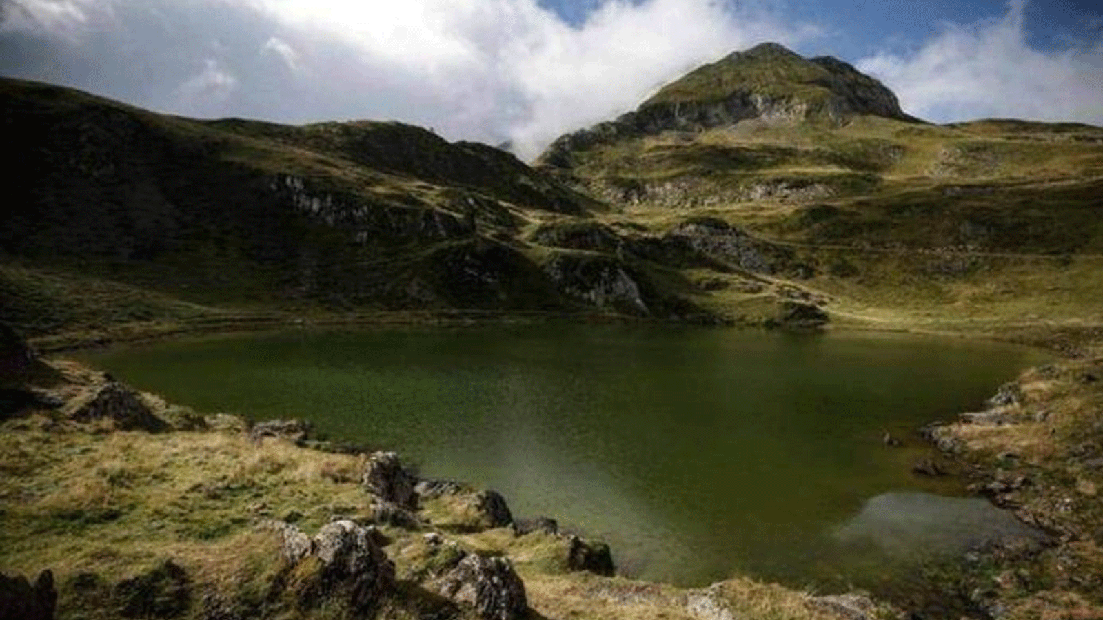 بحيرات جبلية تتلون بالأخضر في فرنسا