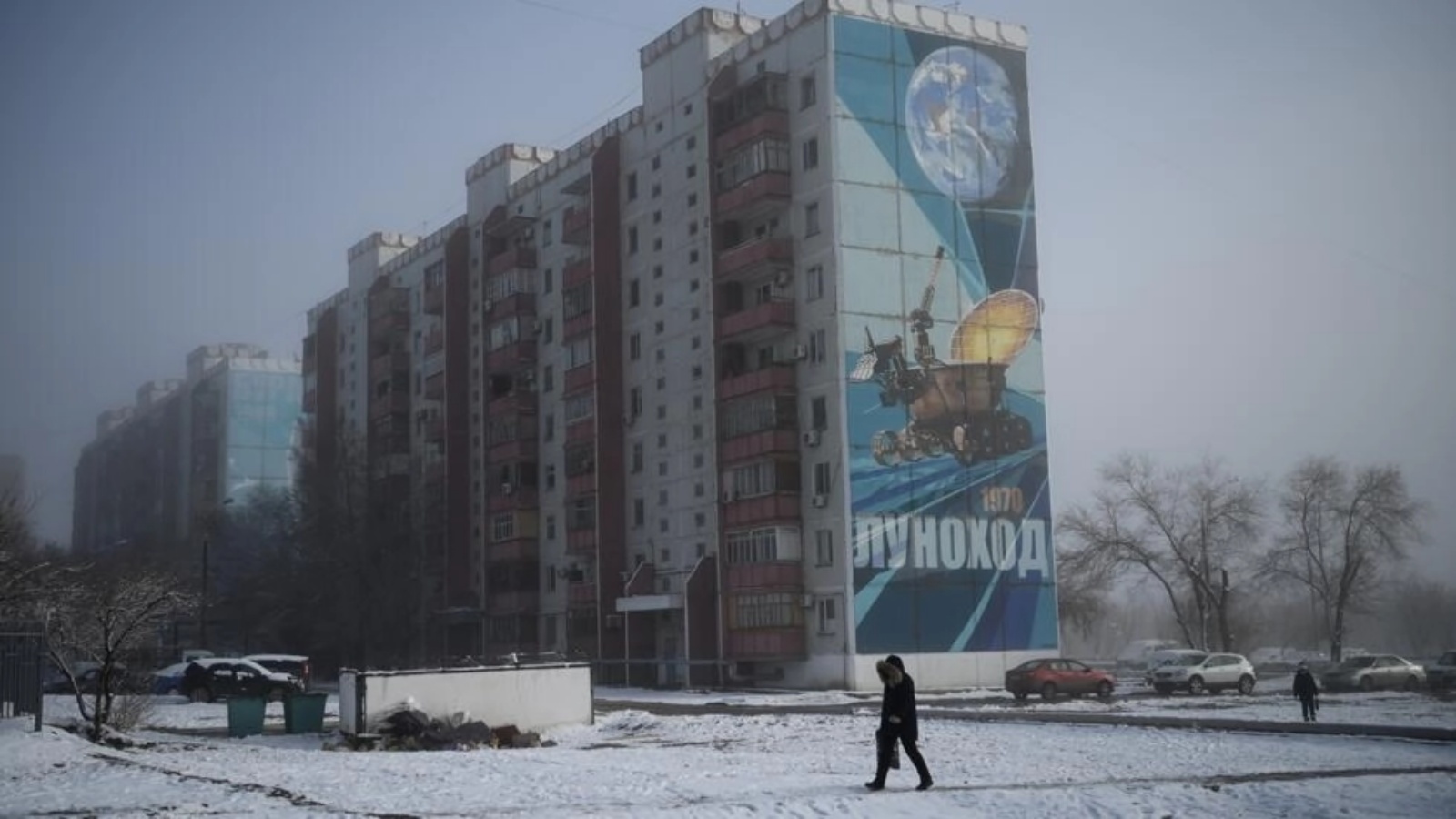لوحة جدارية تمثل مركبة فضائية على أحد المباني في مدينة بايكونور في كازاخستان في 6 ديسمبر 2021