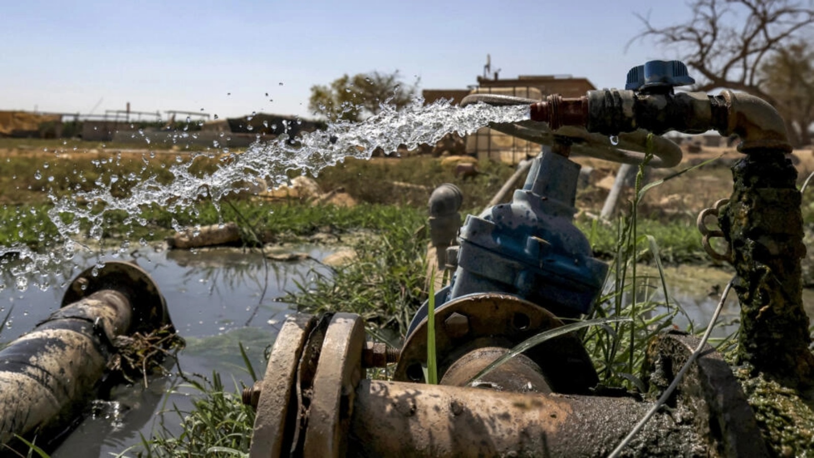 مياه تتدفق من أنابيب الري في الضفة الغربية المحتلة بتاريخ 31 أغسطس 2023 