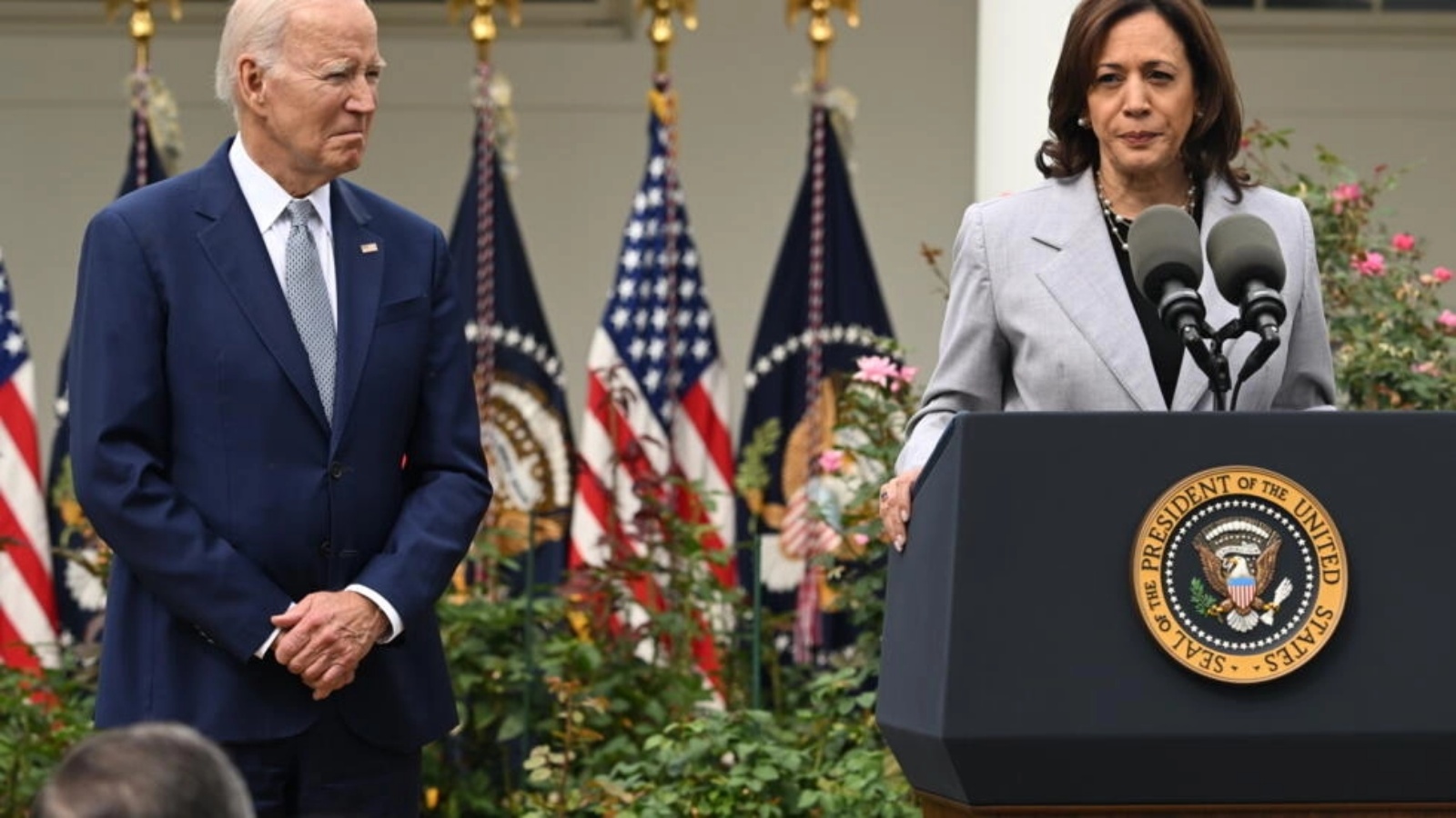 نائبة الرئيس الأميركي كامالا هاريس والرئيس جو بايدن يتحدثون عن الاسلحة النارية في حديقة البيت الأبيض بتاريخ 22 سبتمبر 2023 