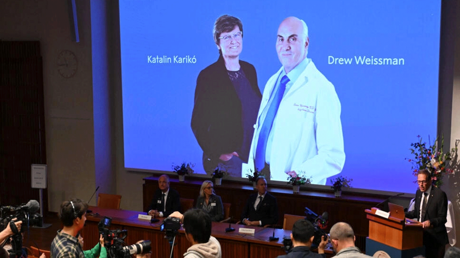 المجرية كاتالين كاريكو والأميركي درو وايزمان يفوزان بجائزة نوبل للطب لعملهما على تقنية الحمض النووي الريبوزي المرسال (mRNA). ستوكهولم، السويد في 2 أكتوبر(تشرين الثاني) 2023