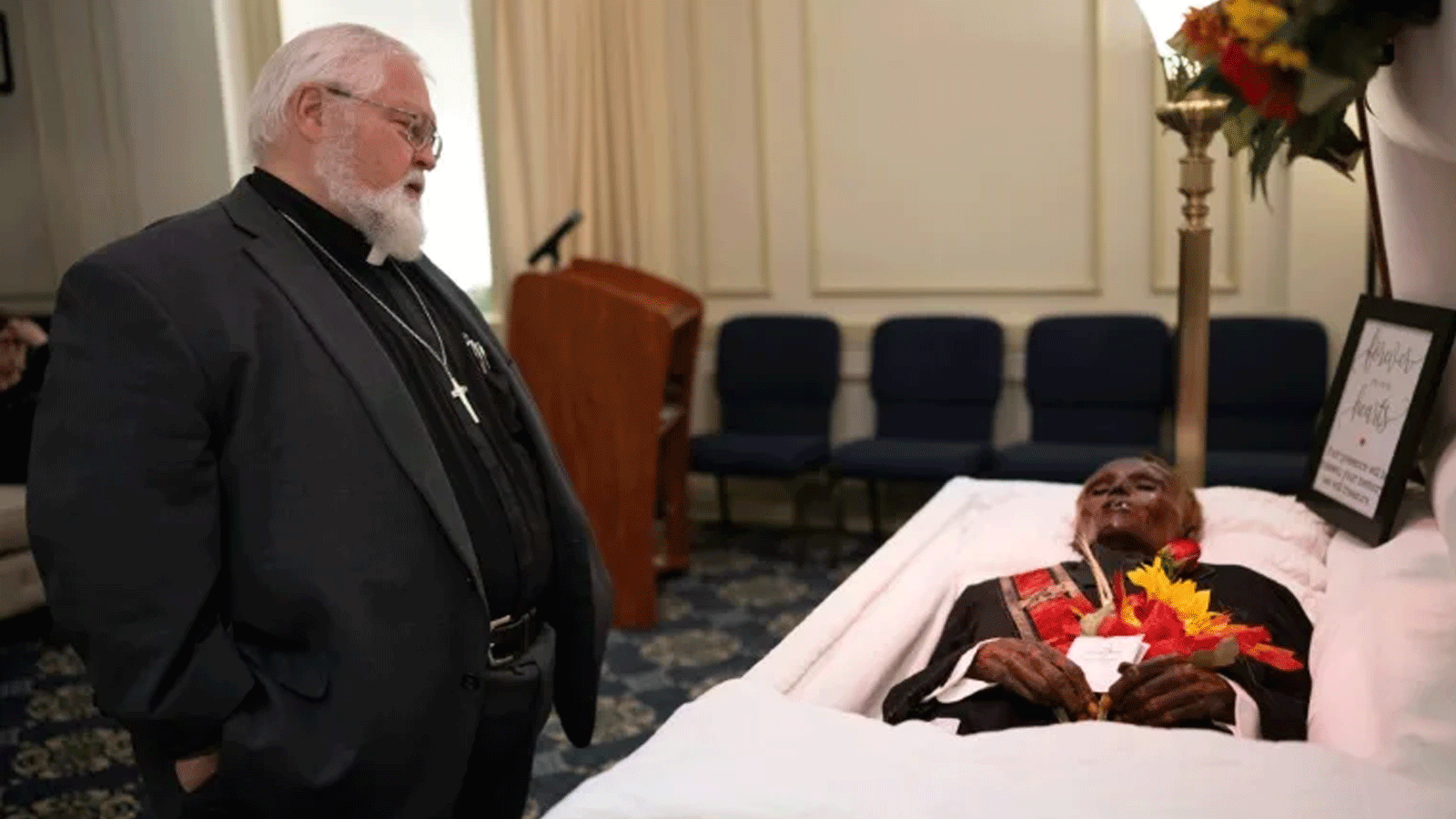 القس روبرت ويتمر يزور “Stoneman Willie” خلال مراسم جنازته في ريدينغ، بنسلفانيا، في 7 أكتوبر(تشرين الأول) 2023