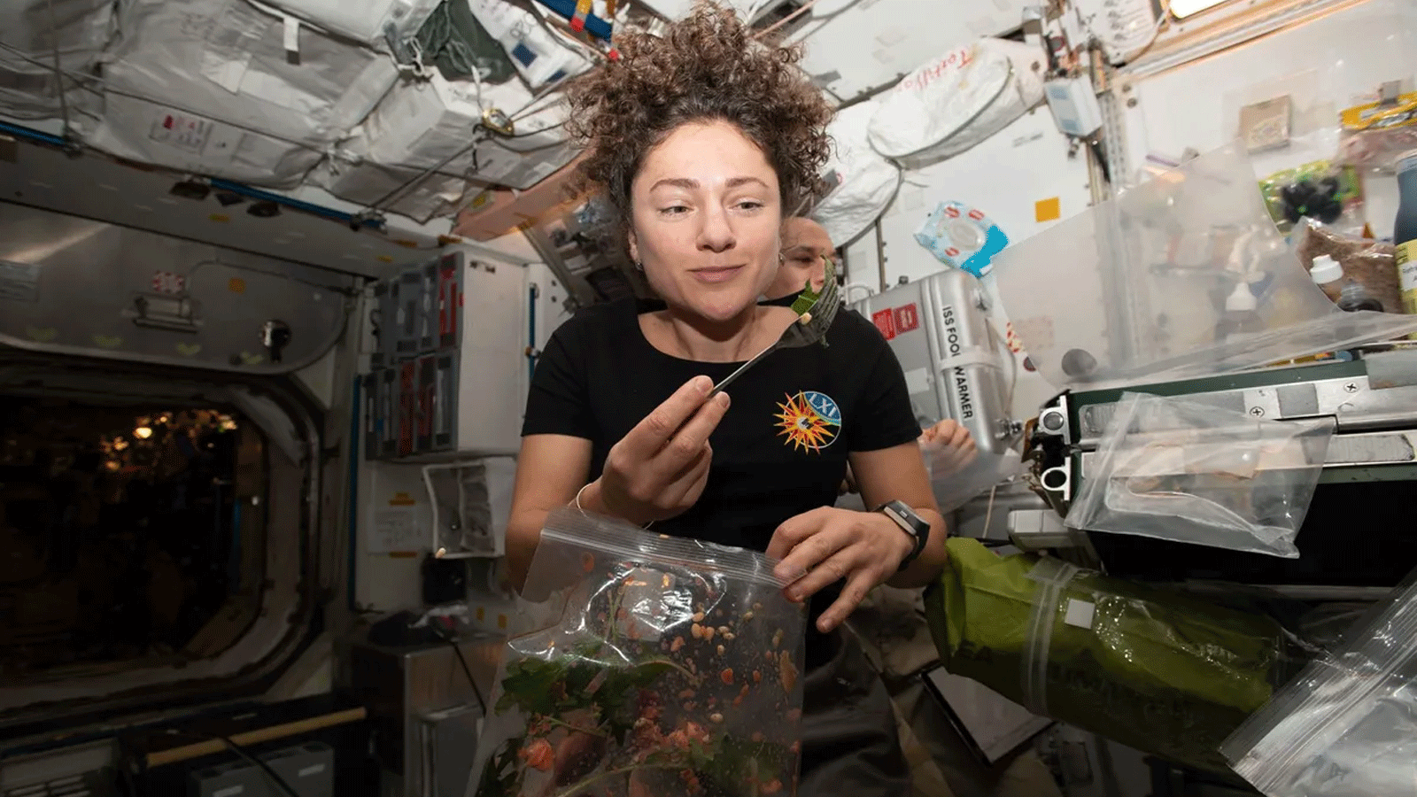صورة أرشيفية لرائدة الفضاء جيسيكا ماير تتناول خردل ميزونا الأخضر الطازج في محطة الفضاء الدولية في 30 أكتوبر(تشرين الاول) 2019.