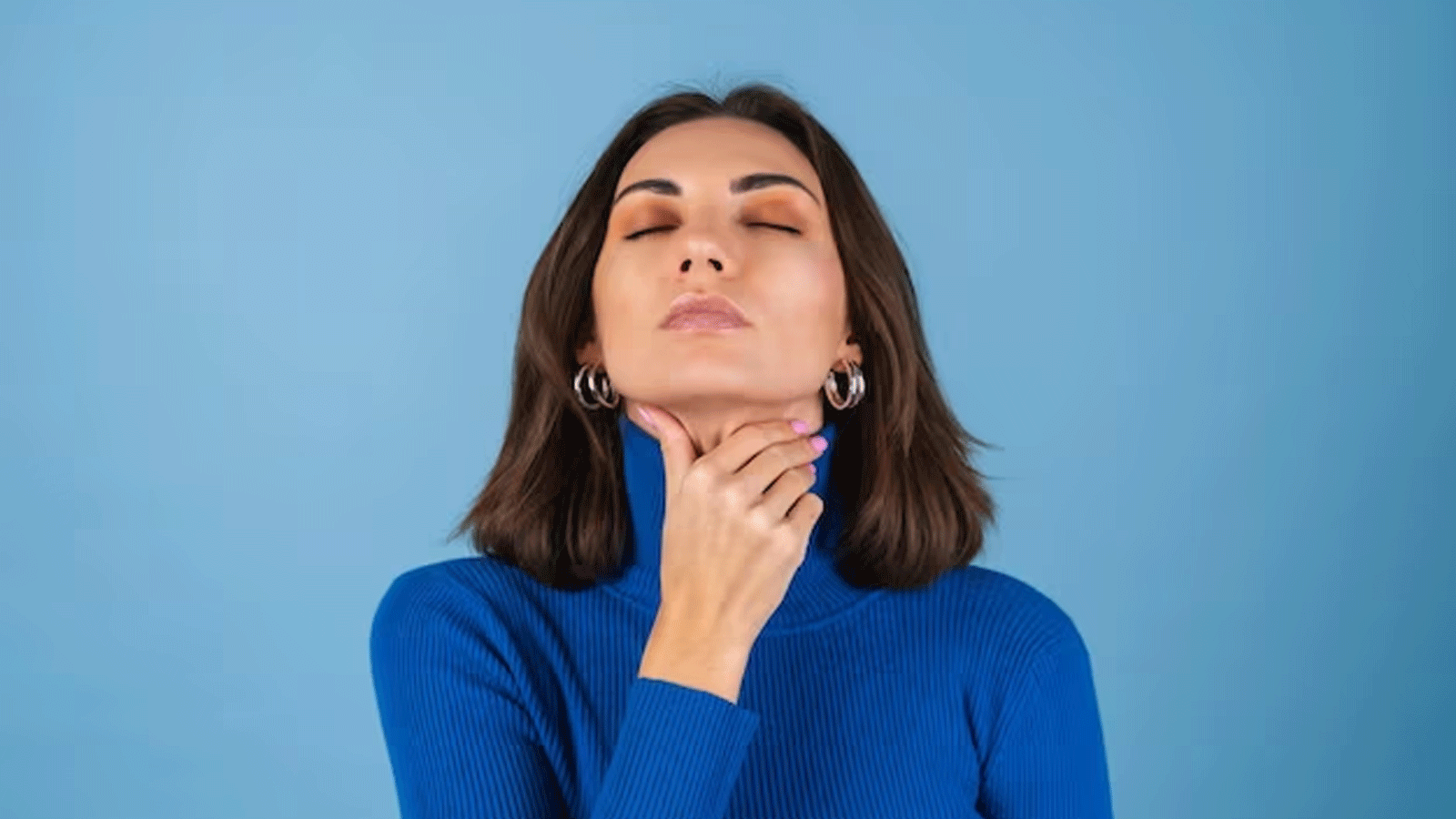 صورة تعبيرية لسيدة تعاني من ألم في الحلق