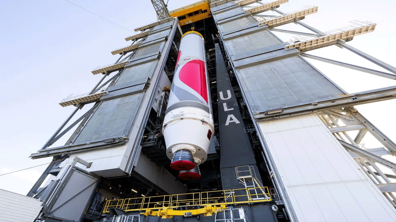 تم رفع المرحلة الأولى من صاروخ فولكان إلى مرفق التكامل الرأسي في محطة كيب كانافيرال لقوة الفضاء في فلوريدا منذ أواخر يناير 2023