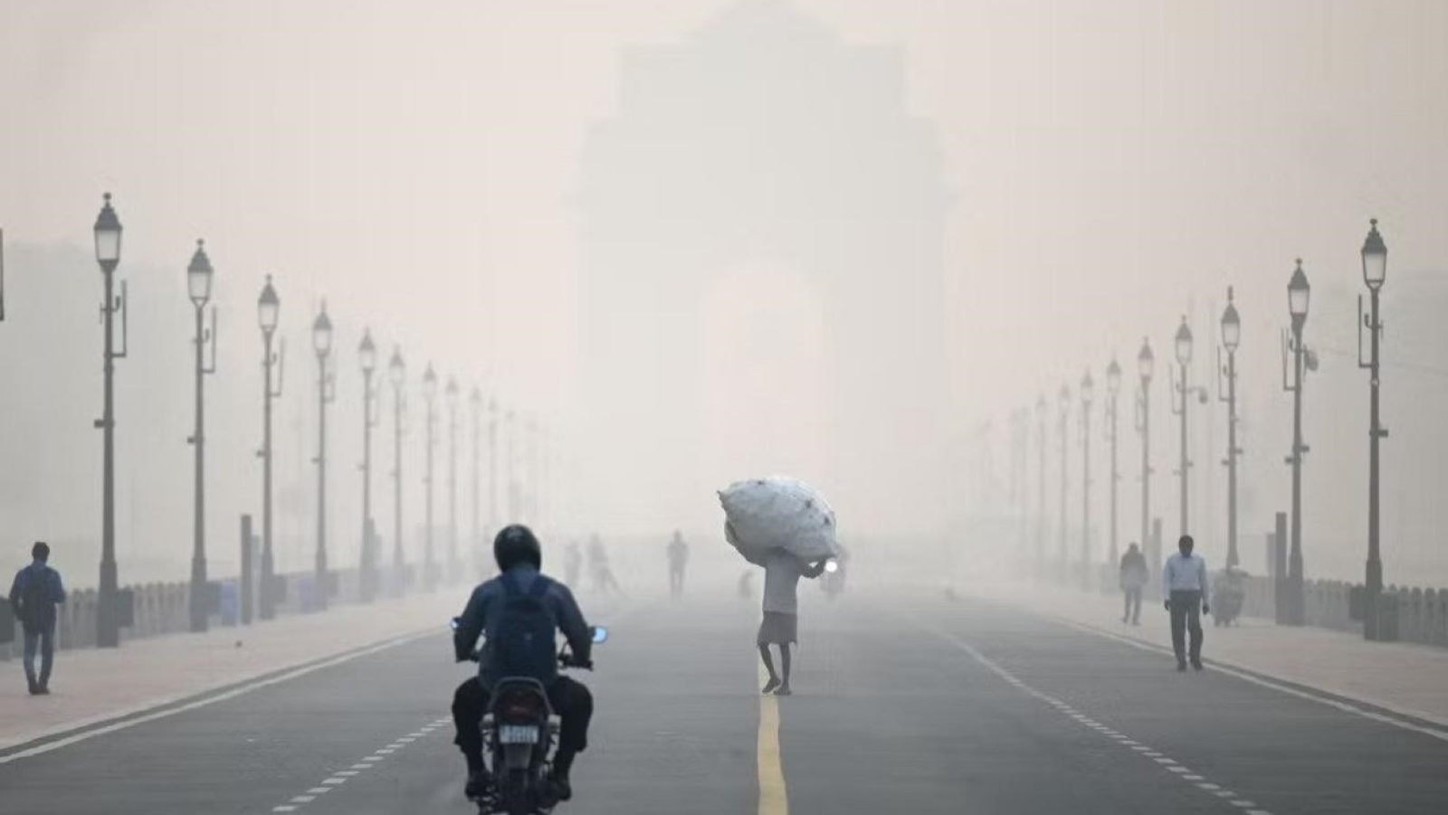 من أمام البوابة الهندية وسط ظروف الضباب الدخاني في نيودلهي، يوم الثلاثاء 1 نوفمبر 2022 