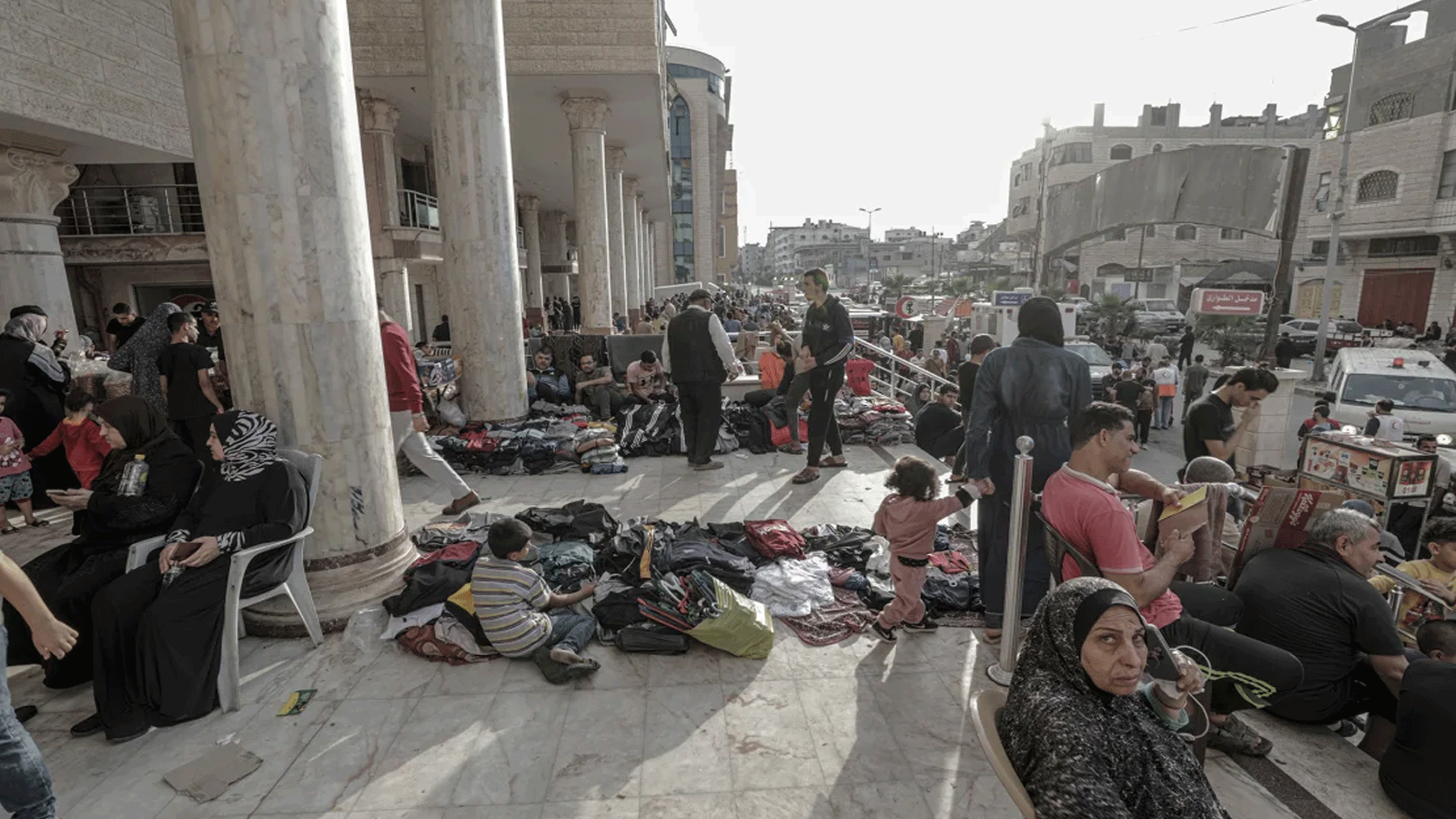 فلسطينيون يلجأون إلى مستشفى القدس مع استمرار الهجمات الإسرائيلية، في حي تل الهوى بمدينة غزة