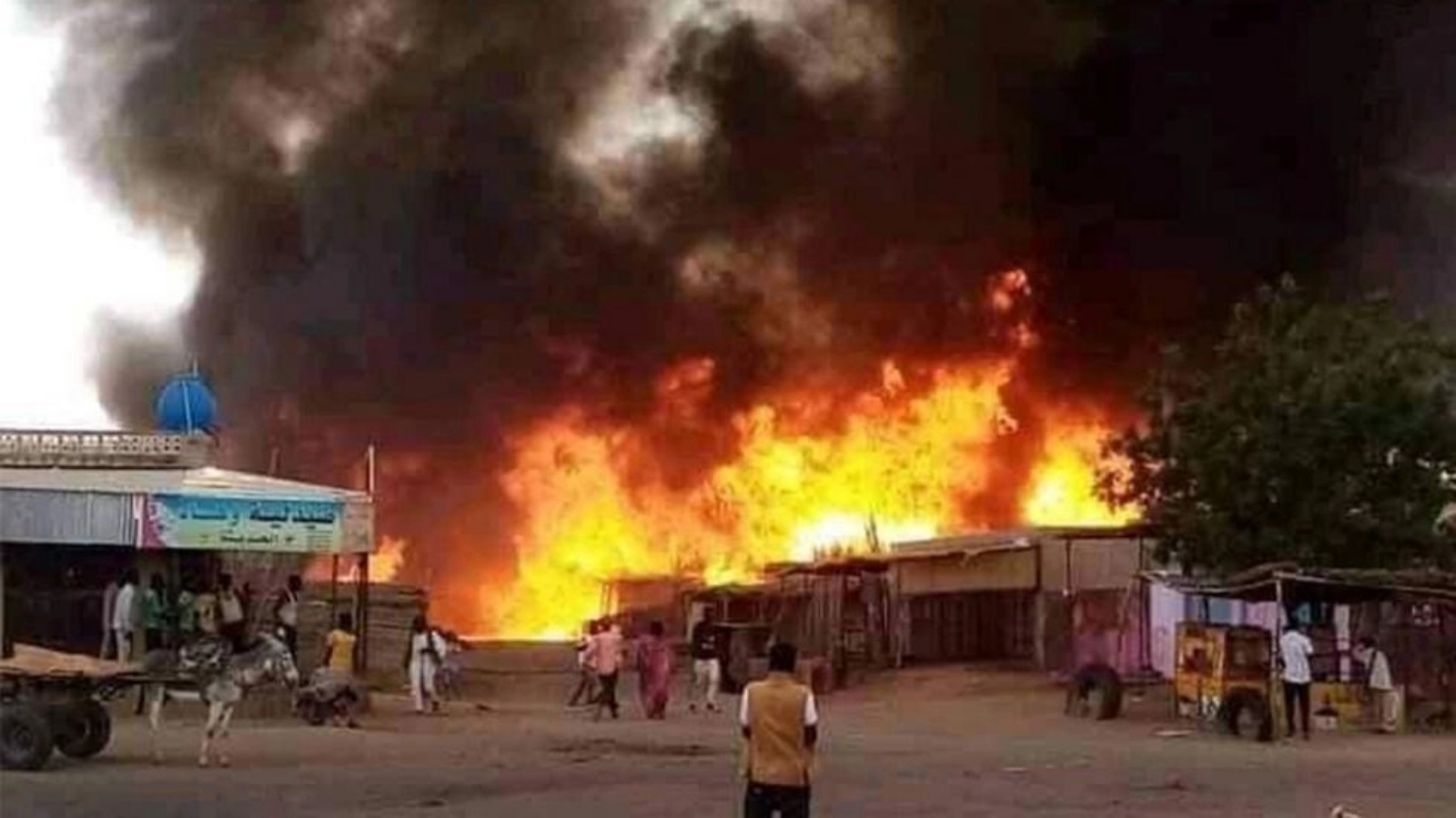 نيران بمنطقة سوق للماشية في الفاشر، عاصمة ولاية شمال دارفور. السودان في 1 أيلول 2023، إثر قصف لقوات الدعم السريع