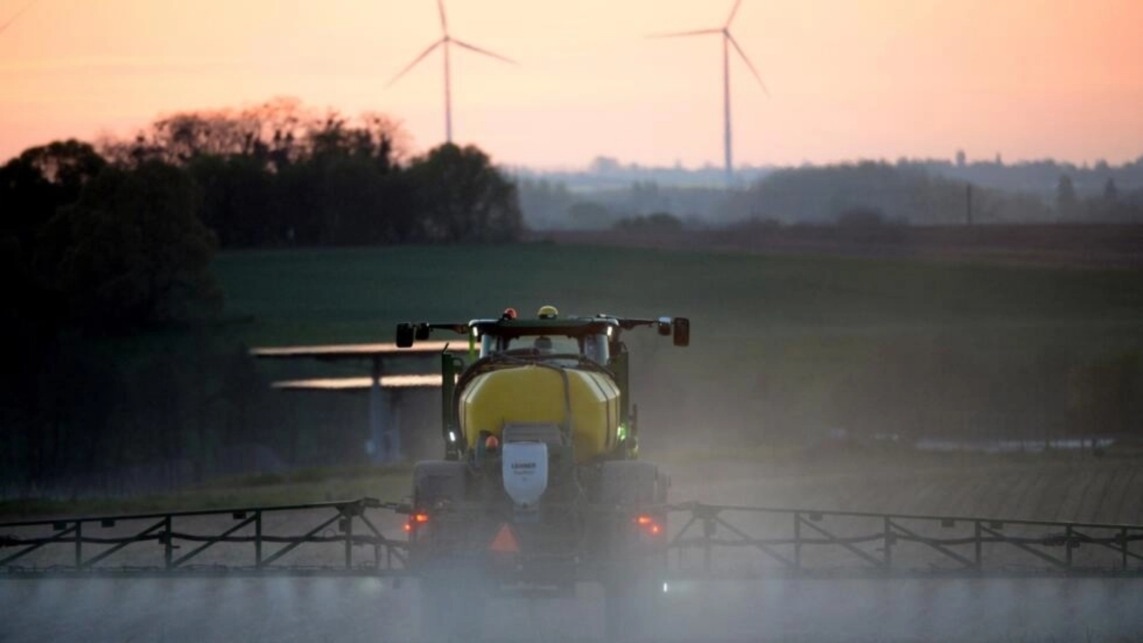 مزارع فرنسي، في بياس في شمال غرب فرنسا، يرش الغليفوسات في حقل ذرة في 23 نيسان 2021