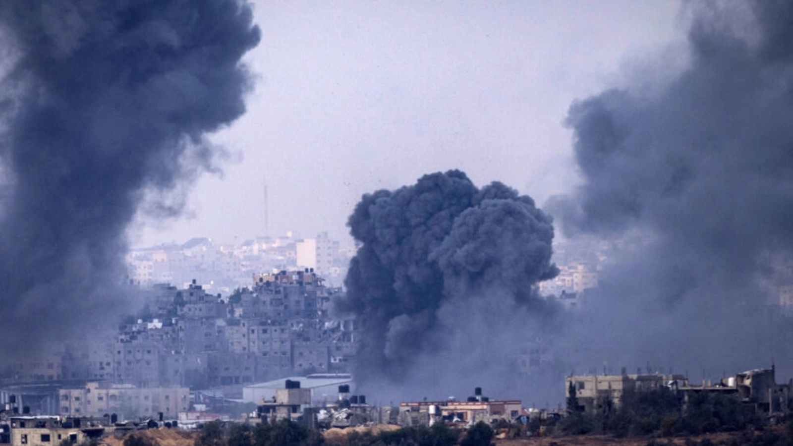دخان متصاعد جراء غارات إسرائيلية على قطاع غزة في 19 نوفمبر 2023 