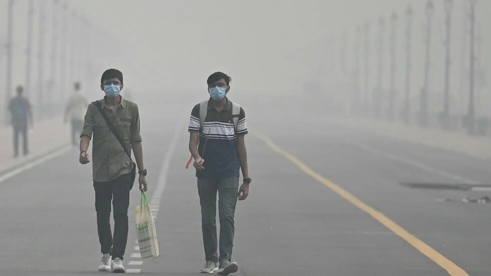 أشخاص يرتدون اقنعة طبية بسبب الضباب الدخاني في نيودلهي في 5 نوفمبر 2023