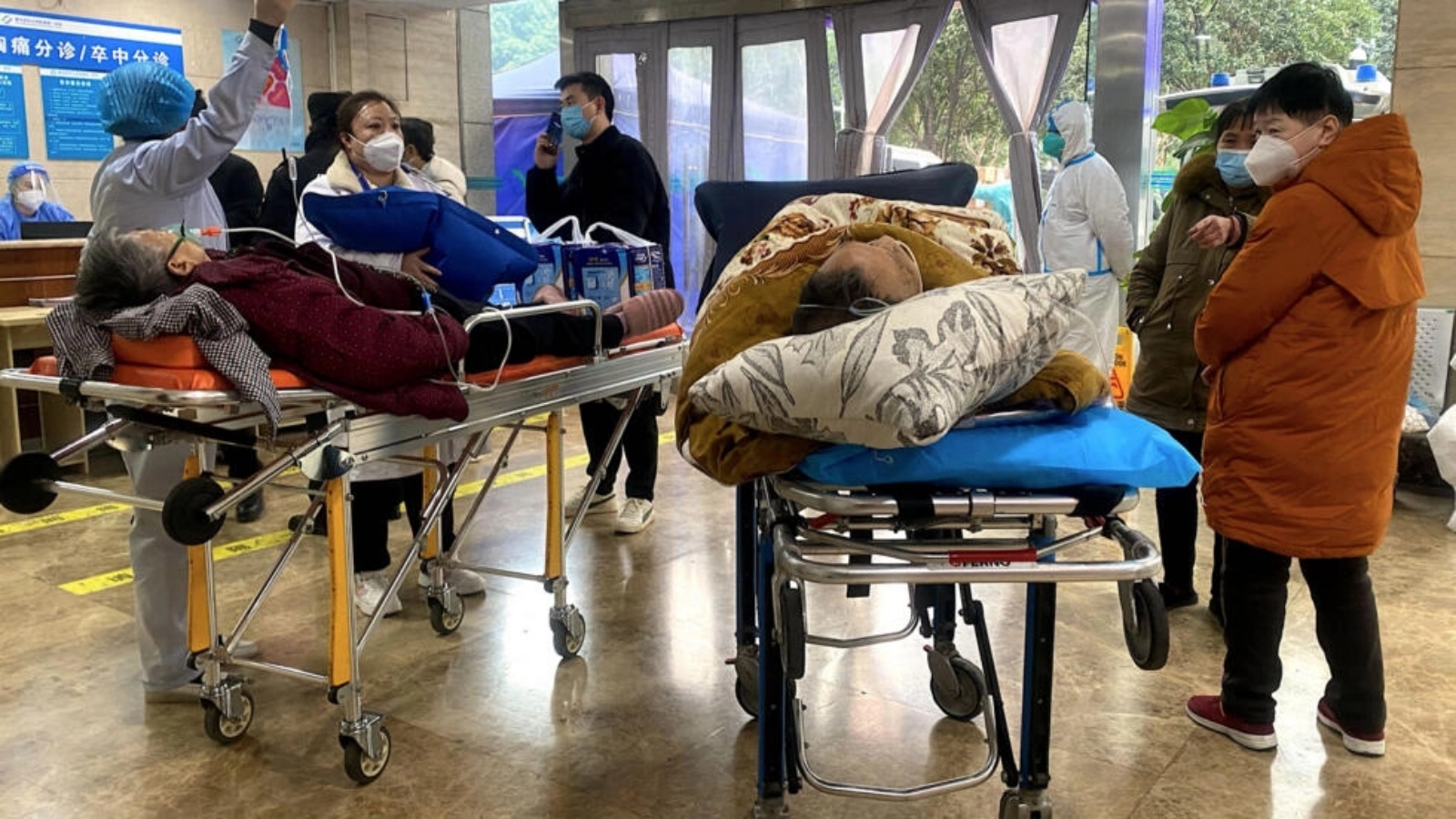 مرضى كوفيد-19 ينتظرون في غرفة الطوارئ بمستشفى في تشونغتشينغ، جنوب غرب الصين، في 22 ديسمبر 2022