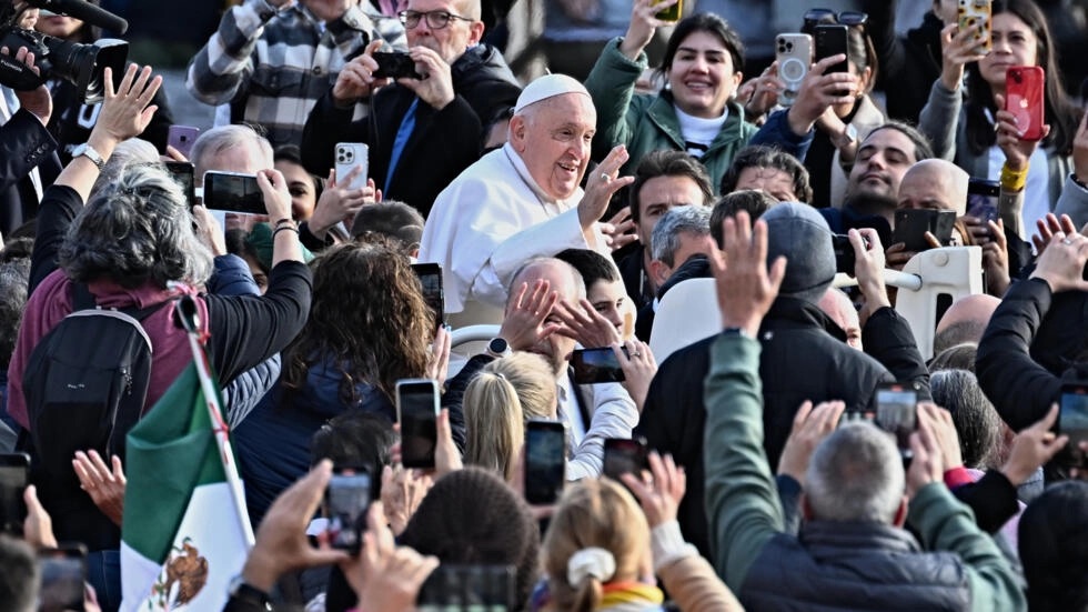 البابا فرنسيس يحيي المؤمنين في ساحة القديس بطرس في الفاتيكان في 22 تشرين الثاني/نوفمبر 2023