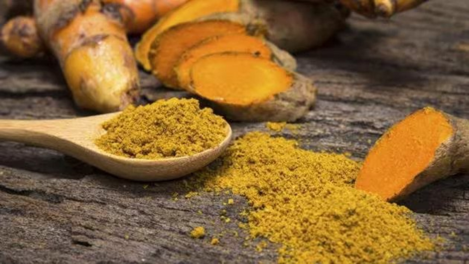 الكركم هو نوع من التوابل الصفراء المستخدمة في مسحوق الكاري والخردل الأصفر